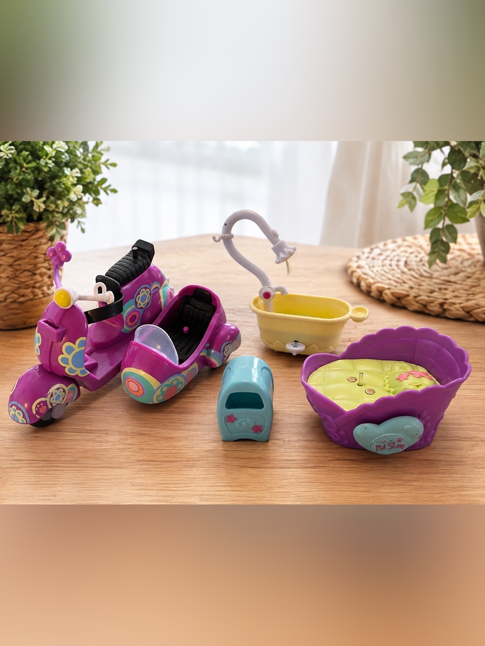 Littlest Pet Shop LPS Lot Scooter w/ Sidecar, Pet Bed, Bathtub & Carrier